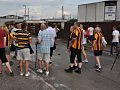 Fanúšikovia Hull City v žltočiernych dresoch.