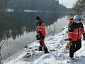 Časť záchranárov prehľadávala brehy Oravy.