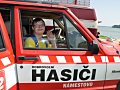 deti s radosťou využili možnosť sadnúť si do hasičského auta.