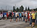 Fanúšikovia čakajú v rade pred vstupom na štadión.