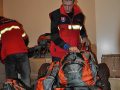 Záchranári odchádzali s novými ruksakmi, v ktorých je zdravotnícky materiál na poskytnutie prvej pomoci a čelové lampy.
